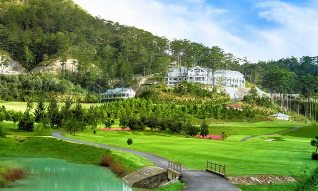 Hướng nhìn khu nghỉ dưỡng tại câu lạc bộ sân golf SAM Tuyền Lâm